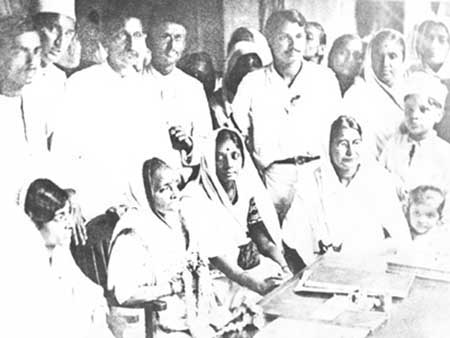 Photo of women workers in a meeting Presided over by Kasturba Gandhi.jpg